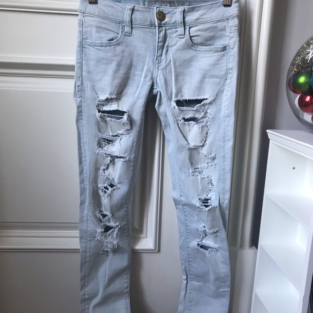 lightwash low waist ripped jeans